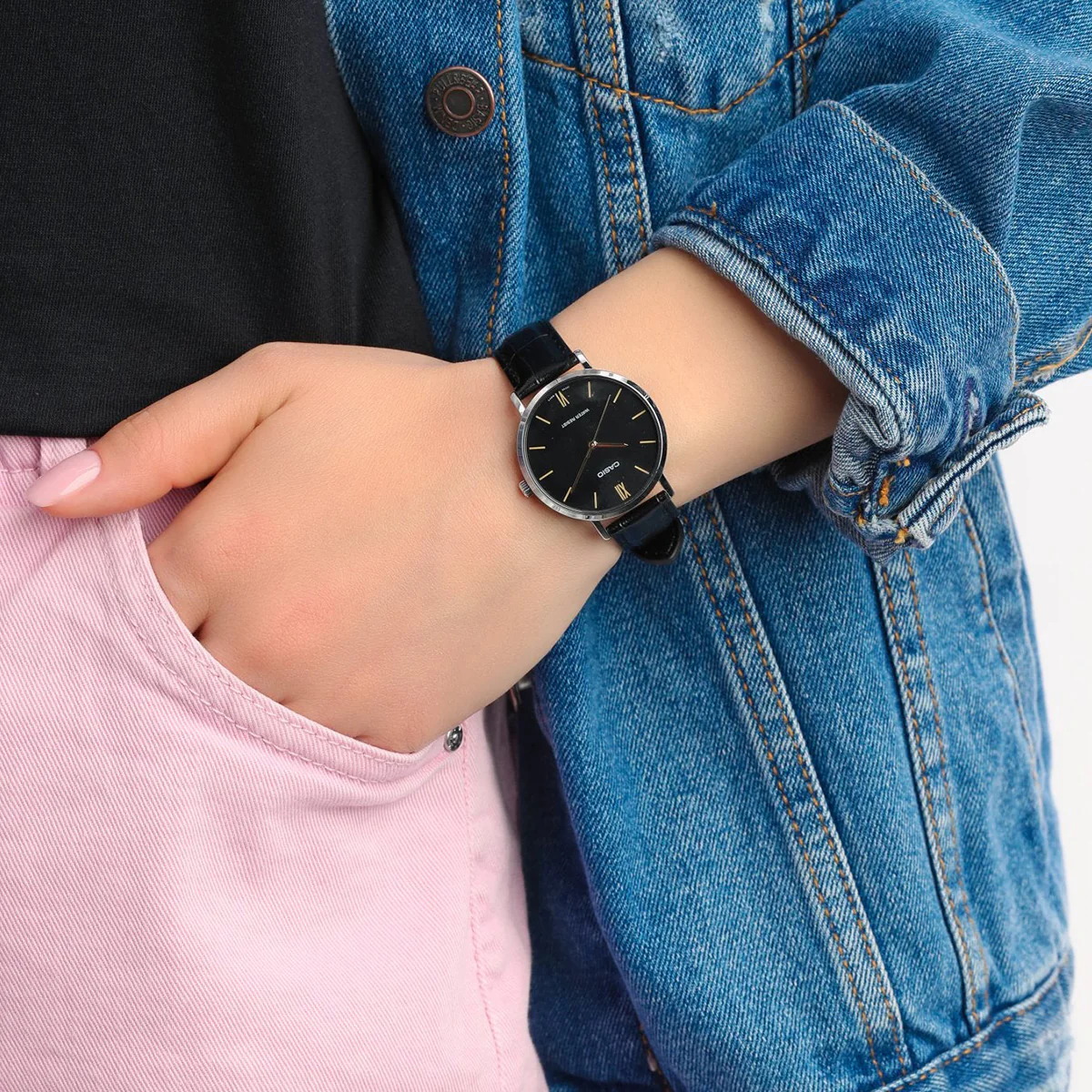 Side view of Casio LTP-VT01GL-1BUDF with black leather strap