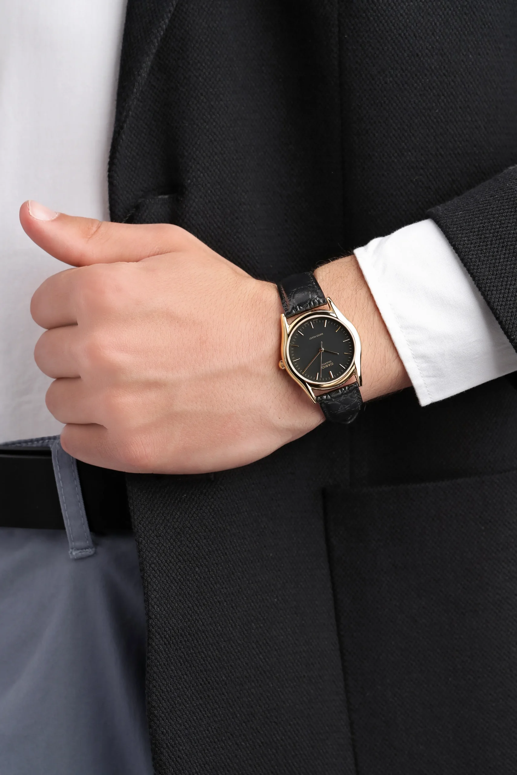 Side profile of Casio MTP-1094Q-1A and black leather strap