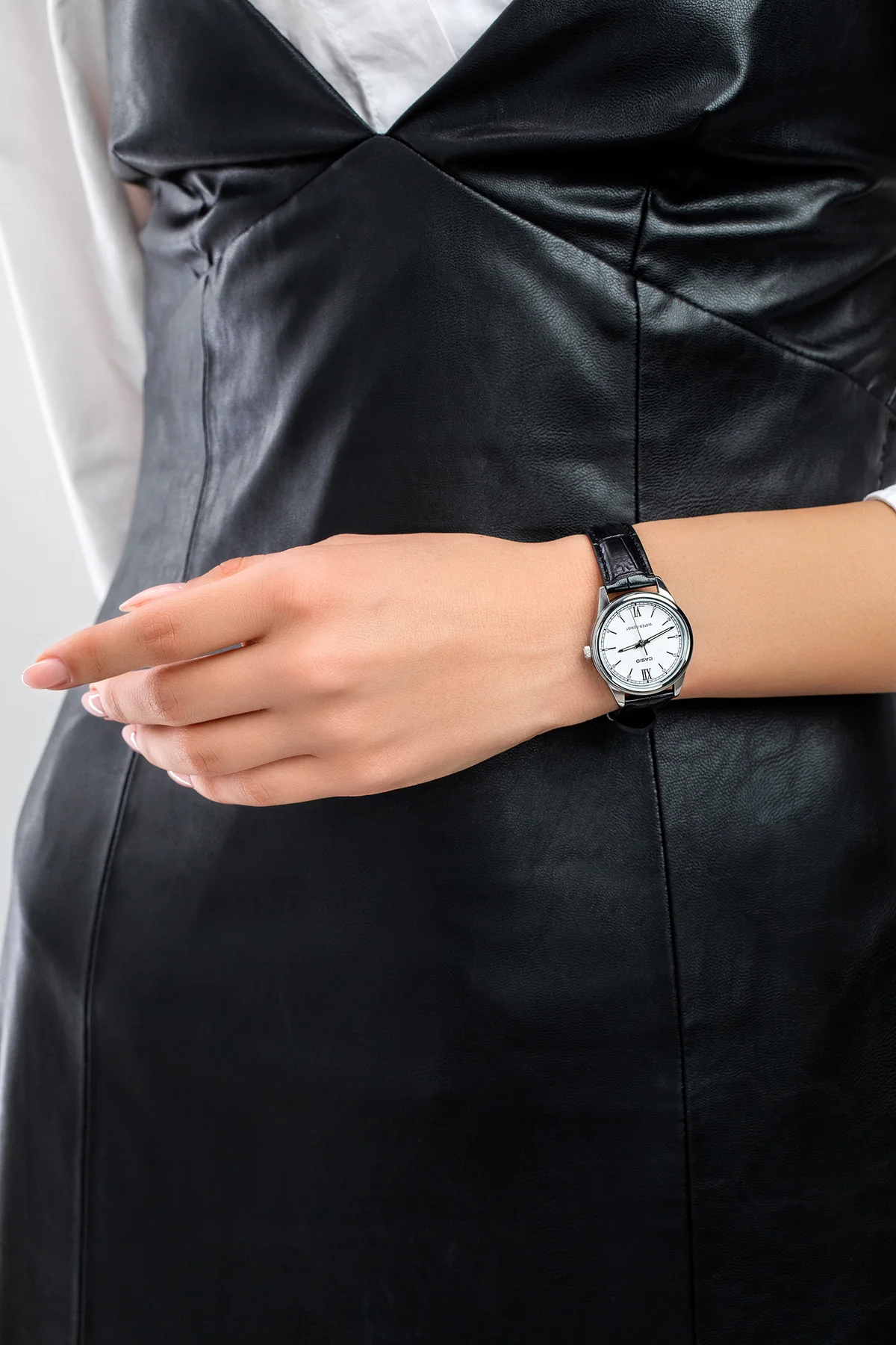 Close-up of white dial and black markers – LTP-V005L-7B2UDF