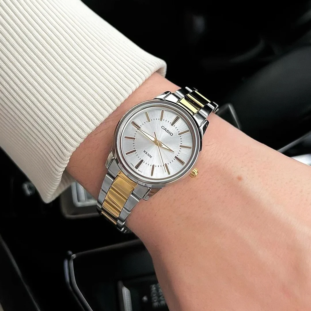 Elegant clasp and side profile of the timepiece