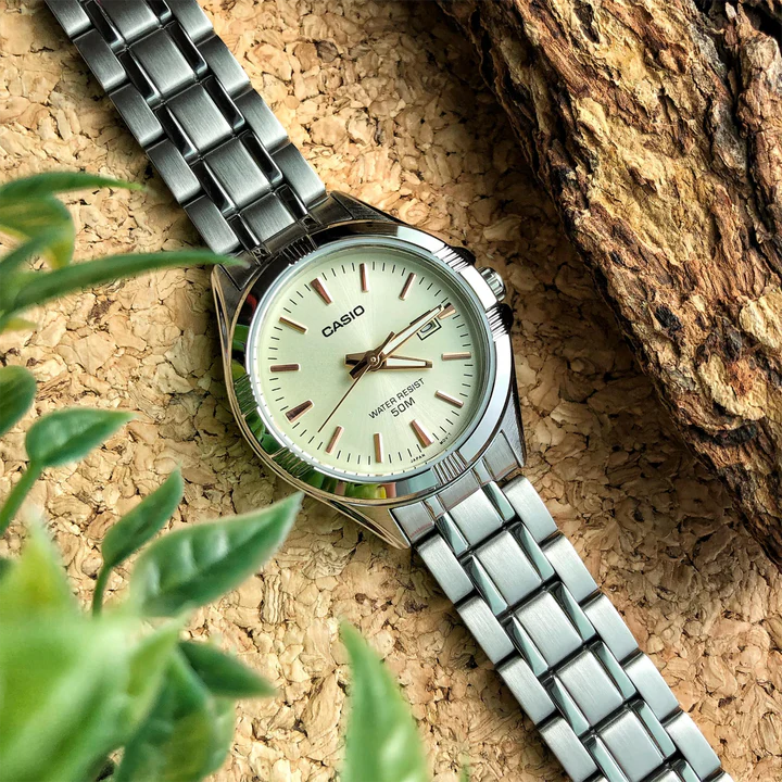 Side view of MTP-1308D-9AVDF showing bracelet and case


